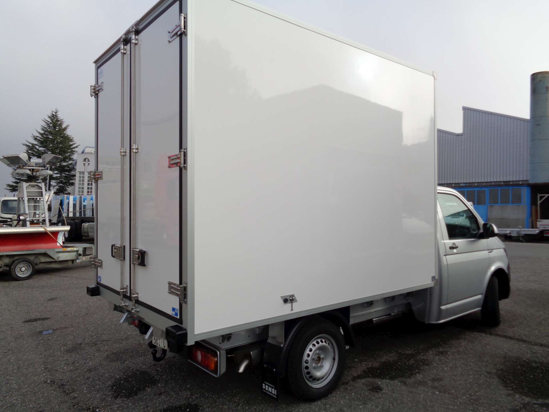 Vehicules Isothermes Et Frigorifiques Camion Isotherme Blanc Vue Arriere Carrosserie Sensi