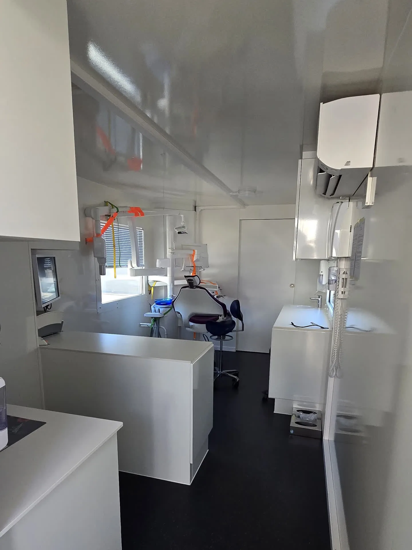 Constructions Speciales Cabinet Dentaire Mobile Interieur Carrosserie Sensi Sensi - Constructions speciales cabinet dentaire mobile interieur carrosserie sensi